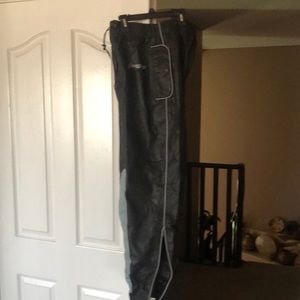 Women’s Frogg Toggs rain paints. Size medium.